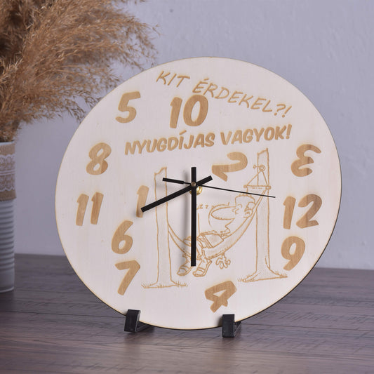 Kit érdekel nyugdíjas vagyok - férfi - wooden engraved wall clock - rvdesignprint