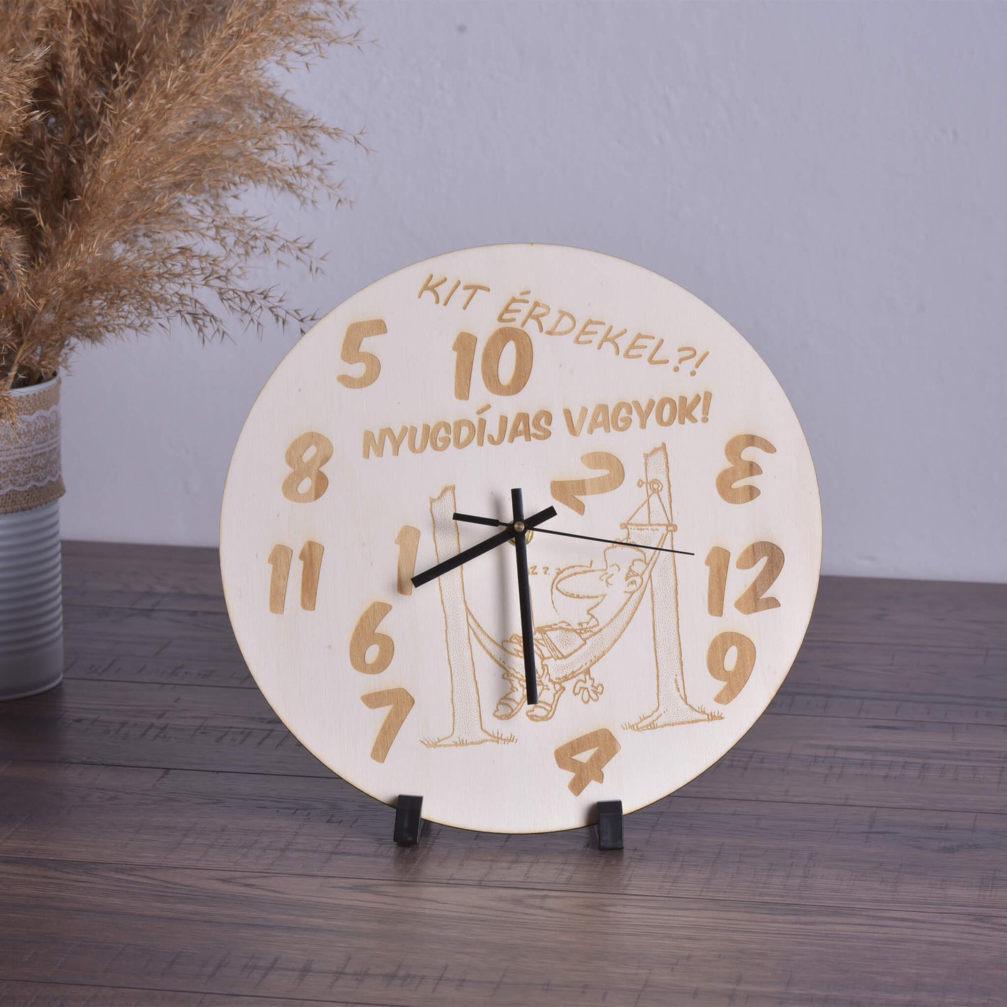 Kit érdekel nyugdíjas vagyok - férfi - wooden engraved wall clock - rvdesignprint