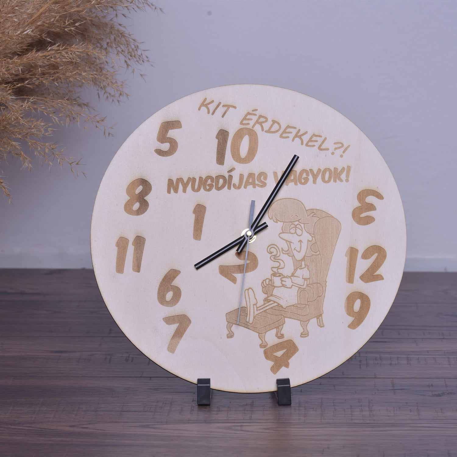 Kit érdekel nyugdíjas vagyok - női - wooden engraved wall clock - rvdesignprint