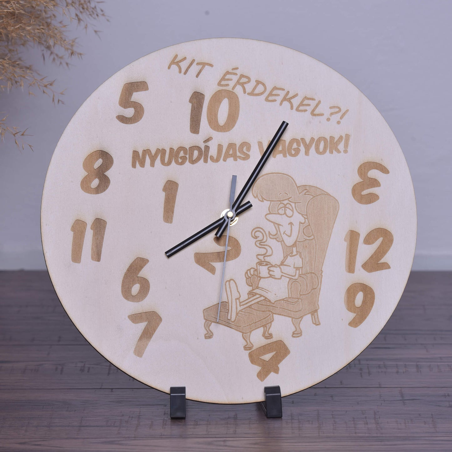 Kit érdekel nyugdíjas vagyok - női - wooden engraved wall clock - rvdesignprint